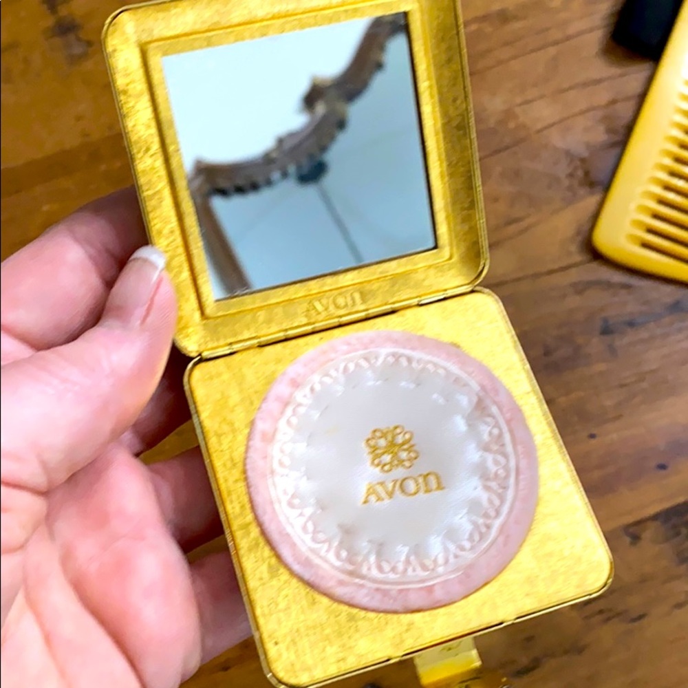 SALE‼️Avon compact